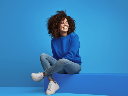 SpaarlichtGeld Spaarrekening - lachend vrouw in blauw